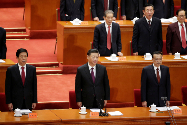 시진핑(가운데) 중국 국가주석이 18일 리커창(오른쪽) 총리 등 중국 지도부와 함께 베이징 인민대회당에서 열린 중국 개혁개방 40주년 기념식에 참석하고 있다.   /베이징=로이터연합뉴스