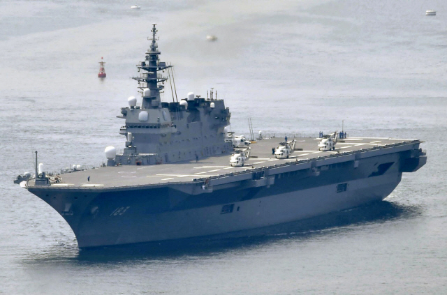 항공모함으로 개조될 예정인 일본 해상자위대 호위함 ‘이즈모’가 지난해 5월 헬리콥터를 탑재하고 항해하고 있다. 해상자위대는 오는 22일 일본 남쪽 태평양상에서 처음으로 미영일 공동훈련을 실시할 예정이라고 밝혔다./연합뉴스