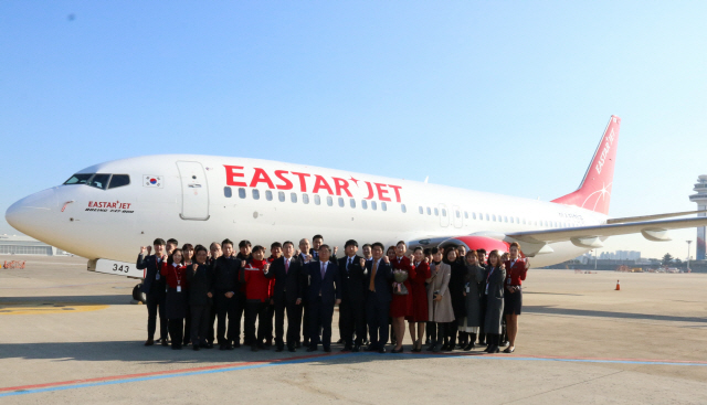 지난 18일 김포국제공항 계류장에서 이스타항공 임직원 및 관계자들이 신규 항공기 도입을 축하하는 ‘28호기 안전기원 도입식’을 진행하고 기념촐영을 하고 있다./사진제공=이스타항공
