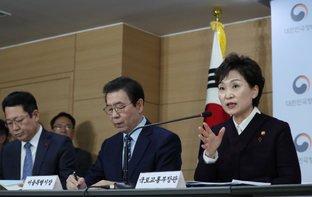 김현미 국토교통부 장관이 19일 오전 정부서울청사에서 수도권 3기 신도시 입지와 2기 신도시 광역교통개선 대책을 발표한 뒤 취재진의 질문에 답하고 있다./연합뉴스