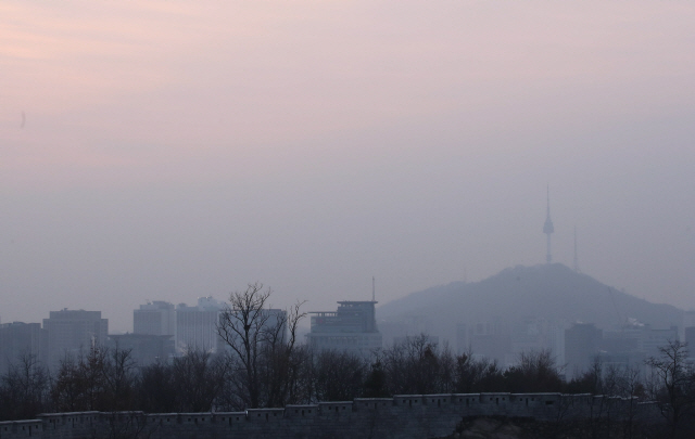 19일 오전 서울 도심이 미세먼지와 안개로 뿌옇게 보인다. 20일도 일부 중부와 남부 지역에는 미세먼지가 ‘나쁨’ 수준을 보이겠다./연합뉴스