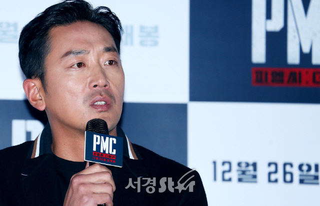 배우 하정우가 19일 서울 용산구 한강대로 CGV 용산아이파크몰에서 열린 영화 ‘PMC: 더 벙커’(감독 김병우) 언론시사회에 참석하고 있다.