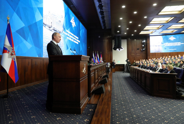 블라디미르 푸틴 러시아 대통령이 18일(현지시간) 모스크바에서 열린 연례 국가안보확대회의에 참석해 연설을 하고 있다./모스크바=EPA연합뉴스