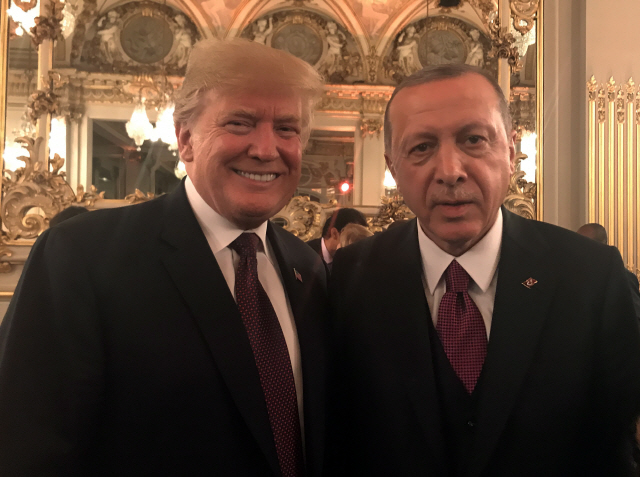 레제프 타이이프 에르도안(오른쪽) 터키 대통령과 도널드 트럼프 미국 대통령/파리=EPA연합뉴스