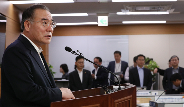 18일 오후 정부세종청사 농림축산식품부에서 이개호 장관이 업무보고 관련 브리핑을 하고 있다./연합뉴스