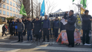 19일 서울 여의도 국회 앞 故 최모(57) 택시기사 분향소 앞에서 택시 4단체 대표가 구호를 외치고 있다./서종갑기자