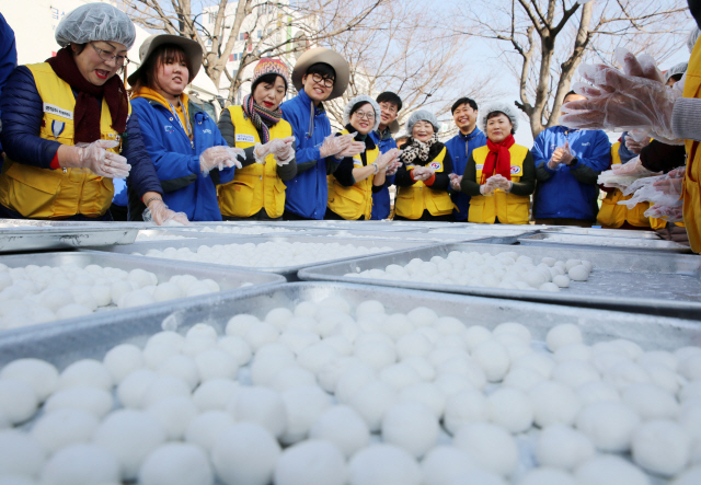 동지 앞두고 팥죽 새알 빚기      (부산=연합뉴스) 절기상 동지를 사흘 앞둔 19일 오전 부산 동구 부산진역 광장에서 대한적십자 부산지사 자원봉사원과 삼성전기 부산사업장 임직원들이 노숙인 등에게 제공할 팥죽에 들어갈 새알을 빚고 있다. 2018.12.19 [대한적십자 부산지사 제공]      handbrother@yna.co.kr  (끝)      <저작권자(c) 연합뉴스, 무단 전재-재배포 금지>