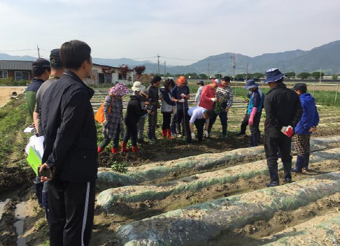 서울시 체류형 귀농학교에 참가한 예비귀농인들이 밭을 일구는 방법에 대한 교육을 받고 있다. /사진제공=서울시