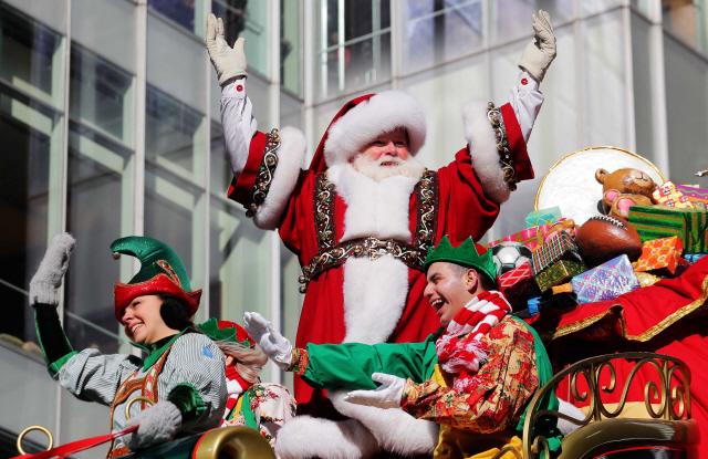지난달 23일(현지시간) 92번째 추수감사절을 맞이해 산타클로스가 미국 뉴욕 맨하탄에서 퍼레이드를 벌이고 있다. /뉴욕=로이터연합뉴스