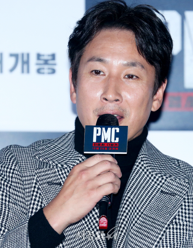 배우 이선균이 19일 서울 용산구 한강대로 CGV 용산아이파크몰에서 열린 영화 ‘PMC: 더 벙커’(감독 김병우) 언론시사회에 참석하고 있다.