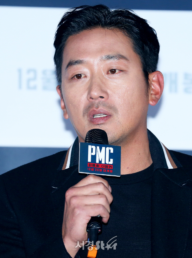 배우 하정우가 19일 서울 용산구 한강대로 CGV 용산아이파크몰에서 열린 영화 ‘PMC: 더 벙커’(감독 김병우) 언론시사회에 참석하고 있다.