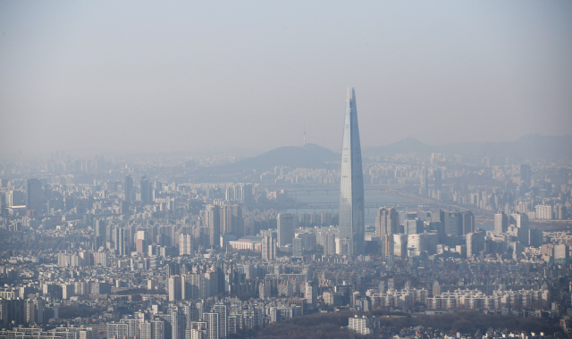 미세먼지가 기승을 부리고 있는 지난 19일 오후 경기도 광주시 남한산성에서 바라본 서울 시내가 뿌옇다. 금요일인 21일도 전국 대부분 지역에서 미세먼지가 ‘나쁨’ 수준을 보이겠다./연합뉴스