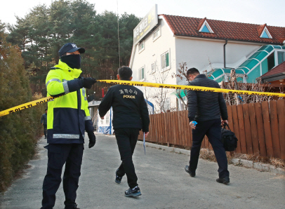 20일 오전 10명의 사상자가 발생한 강릉시 아라레이크 펜션 사고 현장에 경찰 과학수사요원들이 들어서고 있다./강릉=연합뉴스