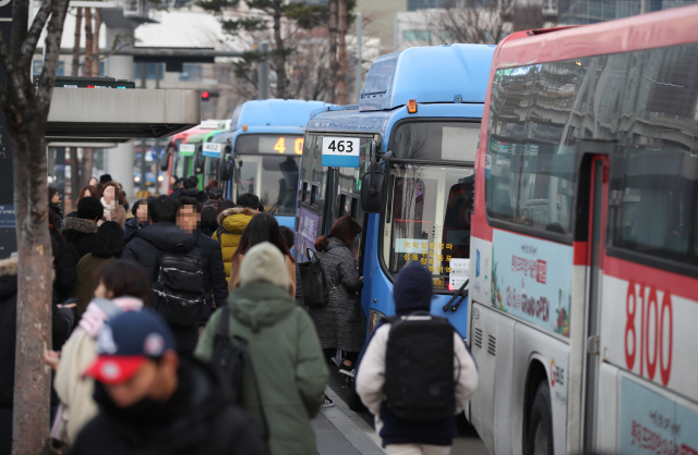 ‘카카오 카풀’ 서비스에 반대하며 택시업계가 파업을 벌인 20일 오전 서울역 앞 버스 정류장이 시민들로 붐비고 있다./연합뉴스