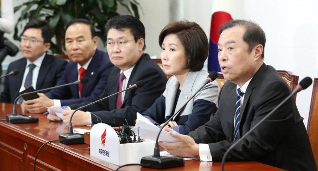 김병준 자유한국당 비상대책위원장(오른쪽)이 20일 오전 국회에서 열린 비상대책회의에서 발언하고 있다. /연합뉴스