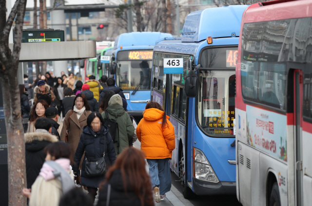 ‘카카오 카풀’ 서비스에 반대하며 택시업계가 파업을 벌인 20일 오전 서울역 앞 버스 정류장이 시민들로 붐비고 있다./연합뉴스