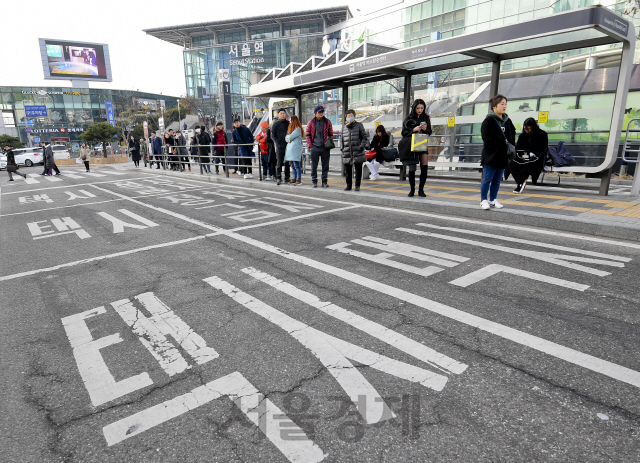 ‘카카오 카풀’ 서비스에 반대하며 택시업계가 파업을 벌인 20일 오전 서울역 앞 택시 승차장에서 시민들이 택시를 기다리고 있다./송은석기자