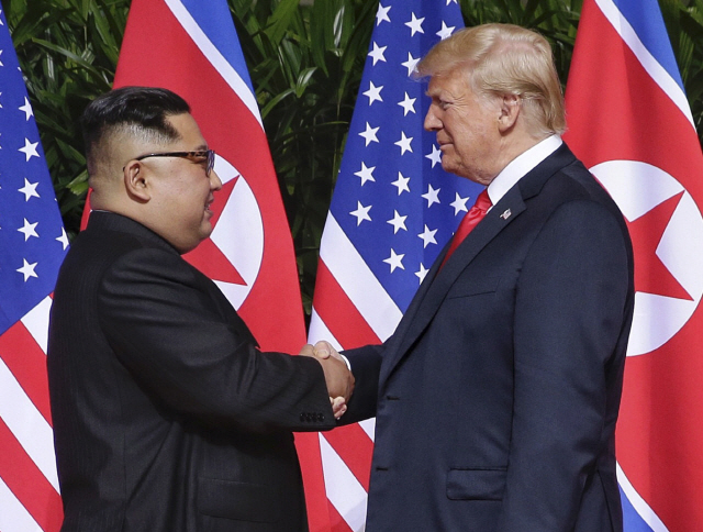 지난 6월12일 싱가포르 센토사섬에서 열린 북미정상회담에서 트럼프 미국 대통령과 김정은 북한 국무위원장이 만나 악수를 하고 있다. /EPA = 연합뉴스