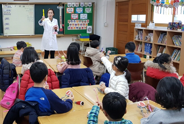 오랄-비의 칫솔 재활용 프로그램 및 구강관리 교육에 참여한 초등학생들이 양치법을 배우고 있다./사진제공=P&G