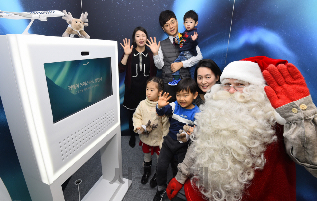 핀란드 공식 산타클로스와 모델들이 20일 오전 인천공항 밀레니엄홀에 설치된 핀에어 비디오 부스 안에서 '핀에어 크리스마스 챌린지 이벤트'에 참여하고 있다. 이번 이벤트는 '여행을 위해 어떤 선물을 제안하시겠어요'라는 주제로 다른 이에게 주고 싶은 선물을 적어낸 참여자 중 추첨을 통해 왕복 유럽행 항공권을 제공한다. 22일까지, 핀에어 공식 홈페이지와 SNS를 통해 누구나 참여할 수 있다./영종도=이호재기자.