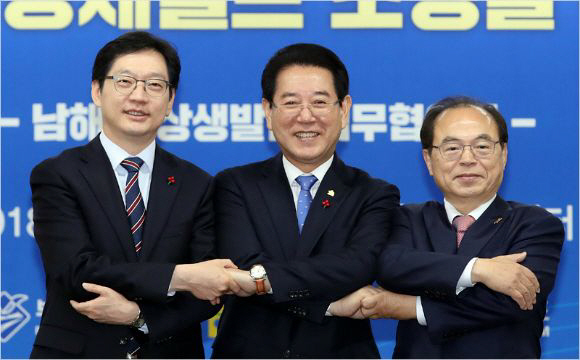 김경수 경남지사, 김영록 전남지사, 오거돈 부산 시장이 20일 ‘남해안 상생발전을 위한 업무협약’을 체결하고 포즈를 취하고 있다./전남도 제공