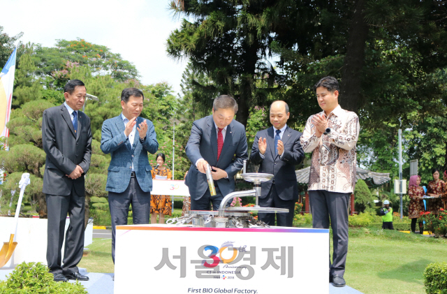 신현재(가운데) CJ제일제당 대표이사가 20일 인도네시아 파수루안에서 열린 CJ제일제당 인도네시아 법인 설립 30주년 기념식에서 현지 법인 임직원들의 30년 후를 기약하며 작성한 편지를 타임캡슐에 넣고 있다. /사진제공=CJ제일제당