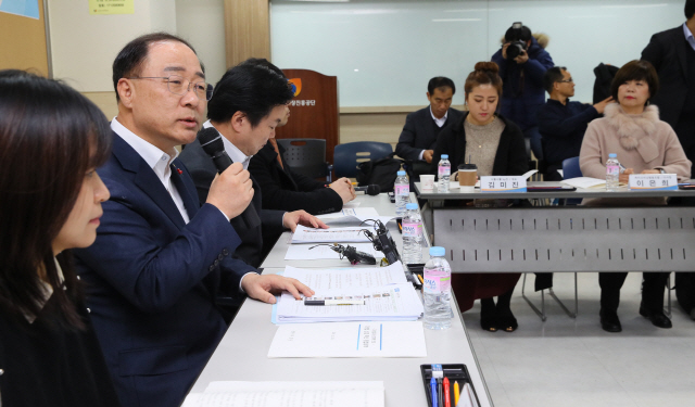 홍남기 경제부총리가 20일 서울 종로구 소상공인 진흥공단 서울전용 교육장에서 열린 자영업자 성장·혁신을 위한 현장소통 간담회에서 인사말하고 있다. /연합뉴스