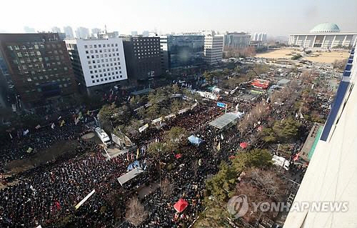 전국택시노조 등 택시 4개 단체 회원들이 20일 서울 여의도 국회 앞에서 ‘카카오 카풀 반대 3차 집회’를 하고 있다. / 사진=연합뉴스