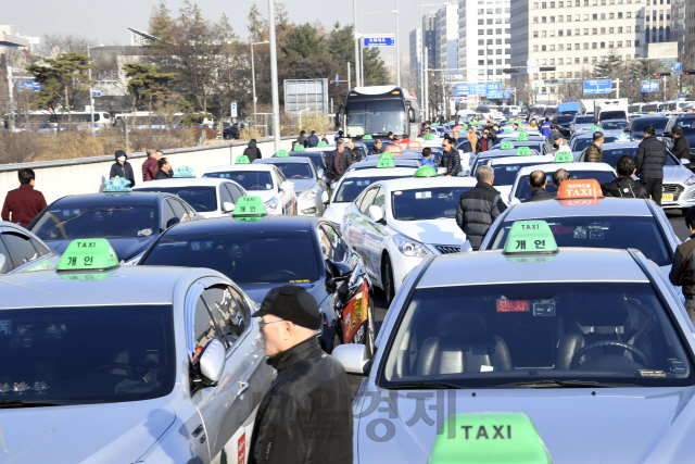20일 오후 서울 여의도 국회 앞에서 제3차 택시 생존권 사수 결의대회가 열린 가운데 국회대로 앞에 전국에서 올라온 택시들이 도로를 점거, 줄지어 서 있다./송은석기자