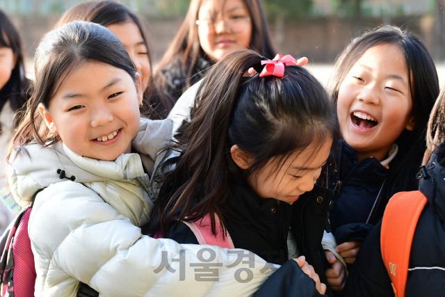 겨울방학이 시작된 21일 서울 마포구 서울성서초등학교에서 방학식을 마친 초등학생들이 헤어짐을 아쉬워하고 있다./권욱기자ukkwon@sedaily.com