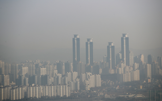 미세먼지가 기승을 부리고 있는 21일 오전 경기도 오산시 보적사에서 바라본 동탄 일대가 뿌옇다./연합뉴스