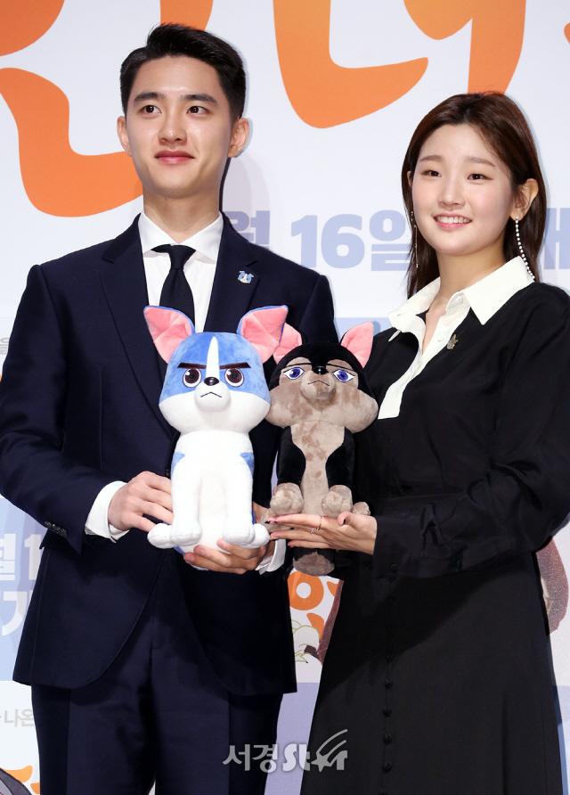 배우 도경수, 박소담이 21일 오전 서울 신사동 CGV 압구정에서 열린 영화 ‘언더독’ 제작보고회에 참석해 포즈를 취하고 있다.