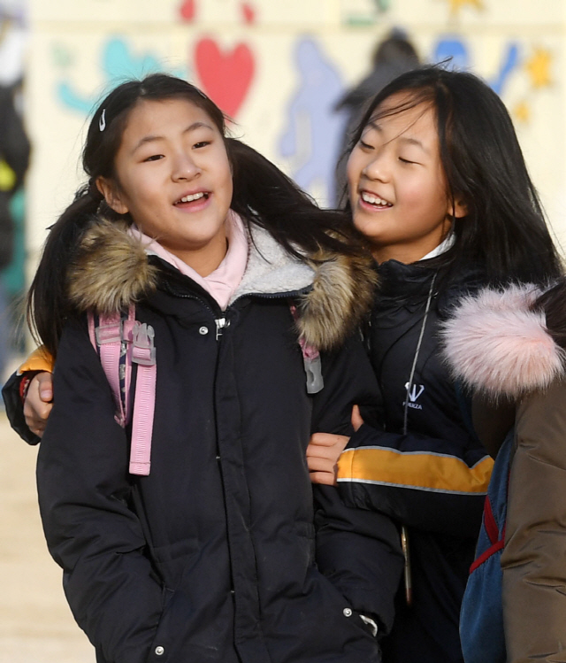 겨울방학이 시작된 21일 서울 마포구 서울성서초등학교에서 방학식을 마친 뒤 어린이들이 즐거워하며 귀가하고 있다./권욱기자ukkwon@sedaily.com