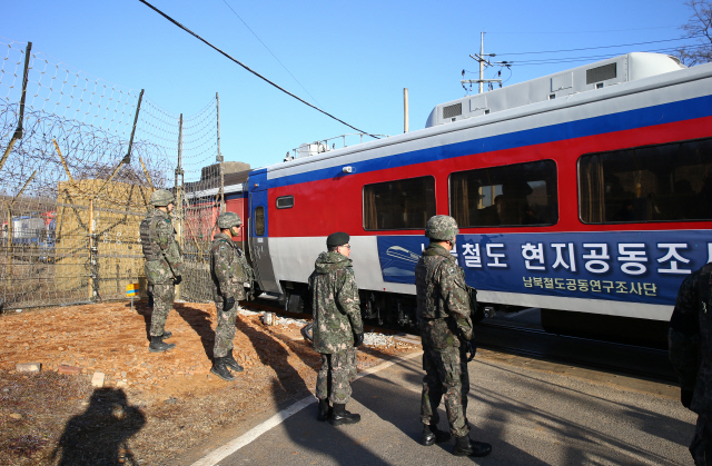 지난 11월 30일 오전 경기도 파주시 장단면 비무장지대내 경의선철도통문안으로 남북공동철도조사단을 태운 열차가 들어가고 있다/ 서울경제 DB