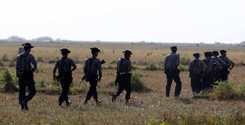 라카인주 마웅토 인근 국경지역 순찰하는 미얀마 경찰 / 연합뉴스