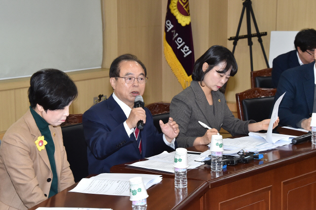 오거돈 부산시장이 21일 부산시의회 더불어민주당 의원총회에서 김해신공항의 문제점에 대해 설명하고 있다./사진제공=부산시