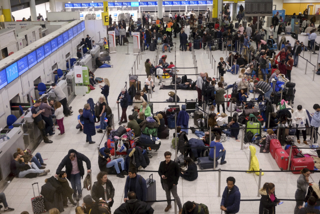 지난 19일 밤부터 영국 2대 공항 중 하나인 개트윅 국제공항 활주로에 드론이 연달아 출현하며 공항 전체가 마비 상태에 빠졌다. /AP연합뉴스