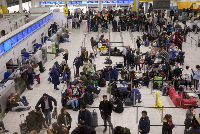 英 개트윅공항 활주로에 난입한 드론…'11만명 발 묶여'