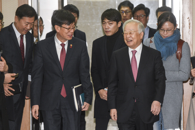 김상조(왼쪽) 공정거래위원장과 손경식 한국경영자총협회 회장이 21일 서울 마포구 경총회관에서 간담회를 열기 위해 입장하고 있다. 공정거래위원장이 경총을 방문한 것은 경총 창립 49년 만에 처음이다.   /이호재기자