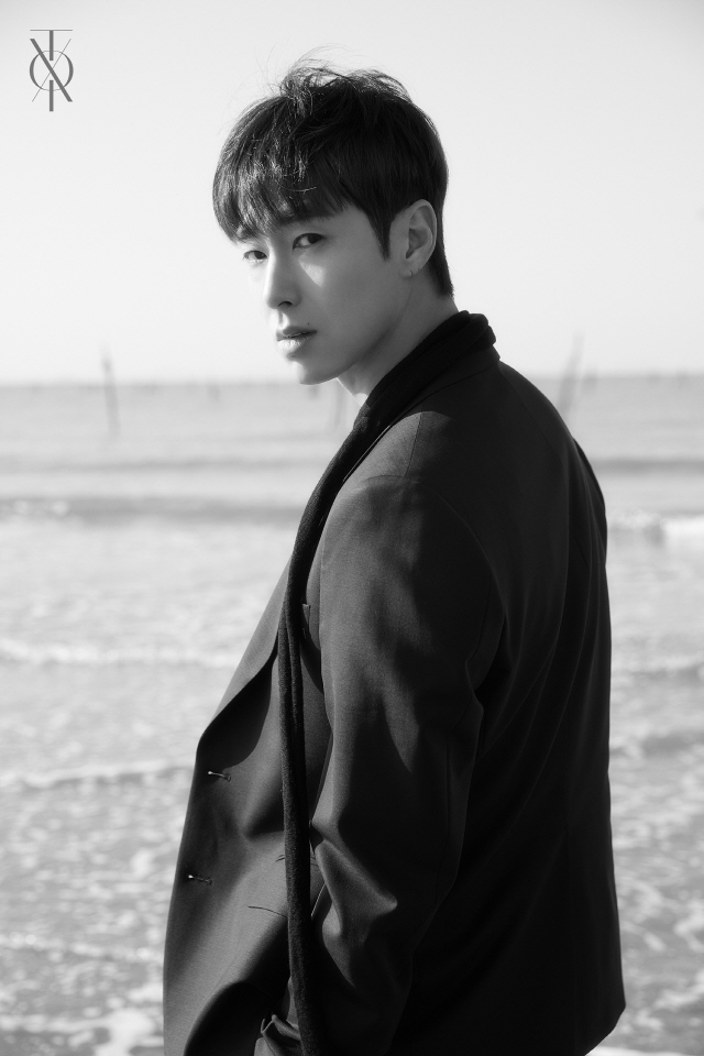 동방신기 유노윤호, 세련된 비주얼 돋보이는 영상 공개 '여유로운 카리스마'