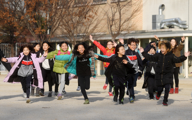 겨울방학이 시작된 21일 서울 마포구 서울성서초등학교에서 방학식을 마친 뒤 어린이들이 즐거워하며 귀가하고 있다./권욱기자ukkwon@sedaily.com