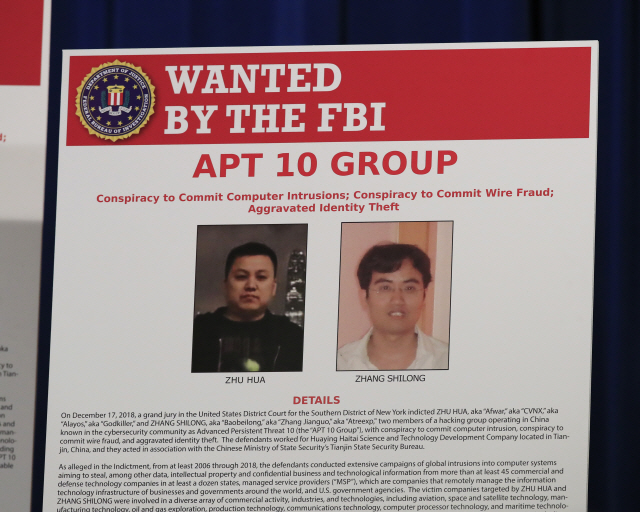 미국 법무부는 20일(현지시간) 미국을 포함한 세계 각 정부 기관과 기업을 해킹한 혐의로 중국 해킹그룹 APT 10의 멤버 주 후아(왼쪽)와 장시룽을 기소했다. /AP연합뉴스