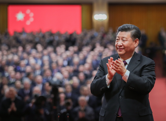 시진핑 중국 국가 주석이 18일 베이징 인민대회당에서 열린 개혁개방 40주년 기념행사에 참석해 박수를 치고 있다. /신화통신연합뉴스