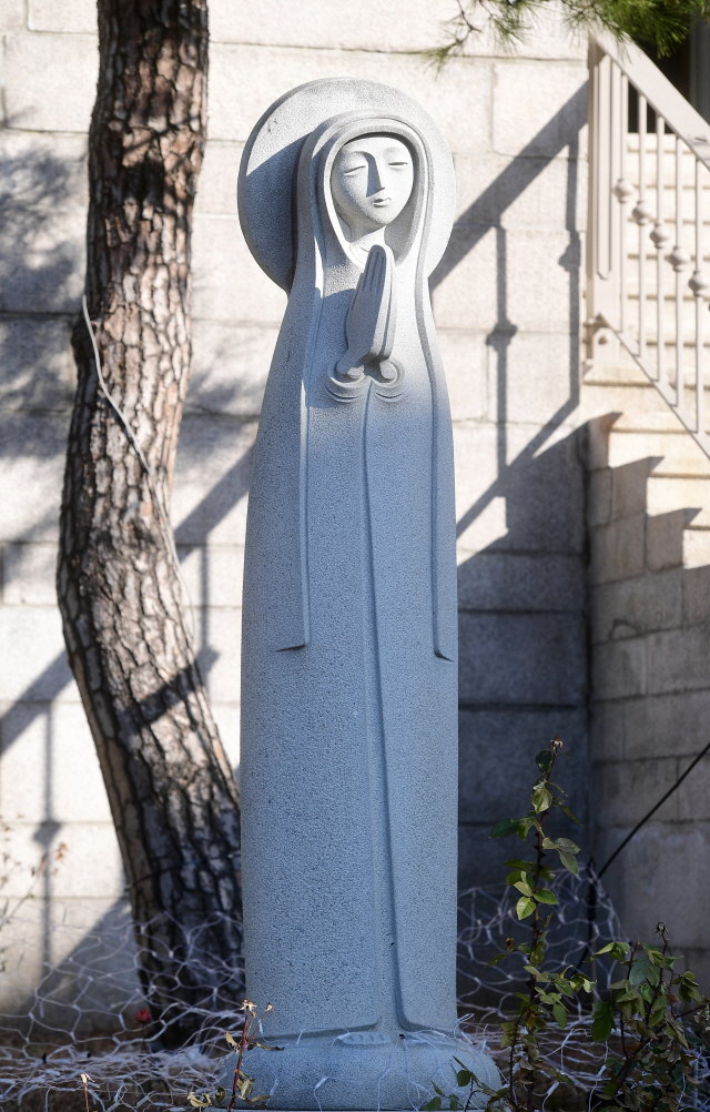 1997년에 제작한 185㎝ 높이의 천주교 서울대교구 혜화동 성당의 ‘성모상’/권욱기자