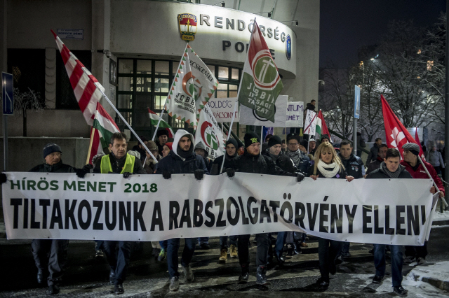 헝가리 시위대가 지난 20일(현지시간) ‘노예법’이라 불리는 노동법 개정에 반대하는 거리 시위를 벌이고 있다. /부다페스트=EPA연합뉴스