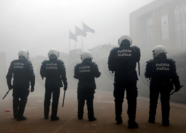 16일(현지시간)벨기에 브뤼셀 EU(유럽연합) 본부 앞에서 현지 경찰들이 반(反)이민 시위대와 대치해 있다. /브뤼셀=로이터연합뉴스