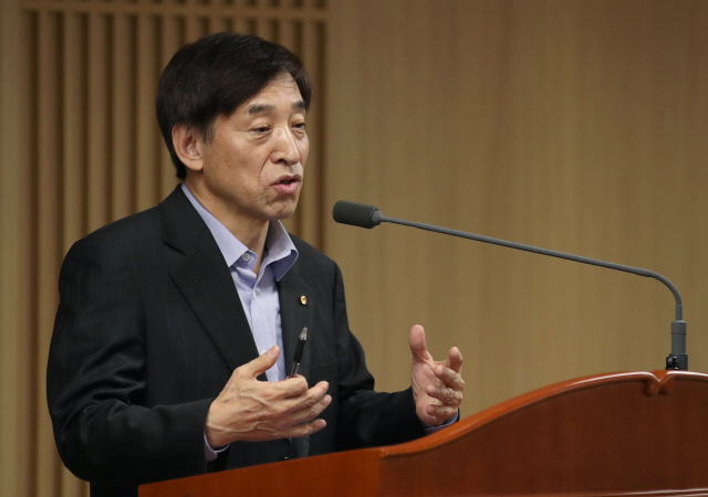 이주열 한국은행 총재가 지난 18일 서울 중구 한국은행 본관에서 열린 출입기자단 송년 간담회에서 취재진 질문에 답하고 있다. /연합뉴스