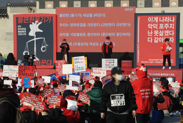 22일 오후 서울 광화문 광장에서 불법촬영 범죄를 규탄하는 여성단체 ‘불편한 용기’ 주최로 열린 ‘편파판결, 불법촬영 규탄 6차 집회’에서 참가자들이 구호를 외치고 있다. /연합뉴스