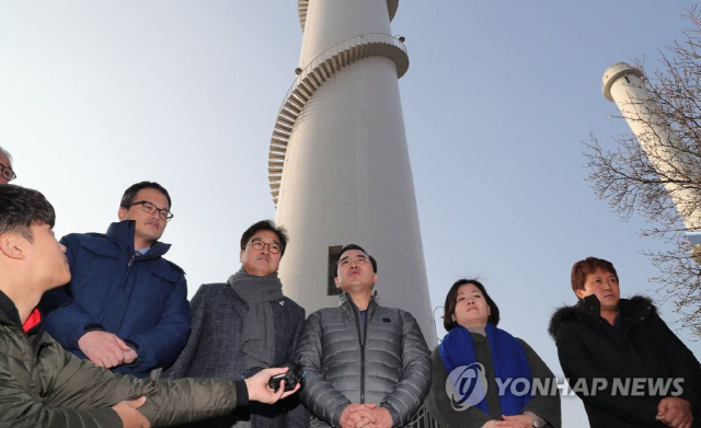 더불어민주당 박홍근 을지로위원장과, 박주민, 이수진 최고위원, 우원식 의원이 22일 오후 서울 양천구 열병합발전소 파인텍 노동자 고공농성장을 찾아 지원 발언을 하고 있다./사진=연합뉴스