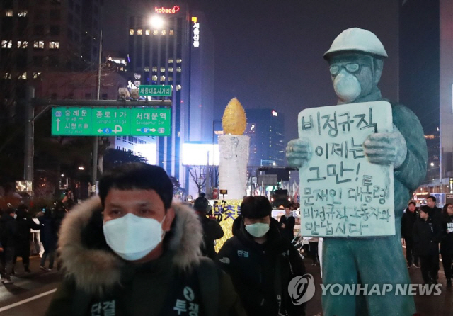 22일 오후 광화문역 인근에서 ‘故김용균 사망사고 진상규명 및 책임자처벌 시민대책위원회’ 주최로 열린 범국민 추모제 참가자들이 조형물을 끌고 청와대를 향해 행진하고 있다./사진=연합뉴스